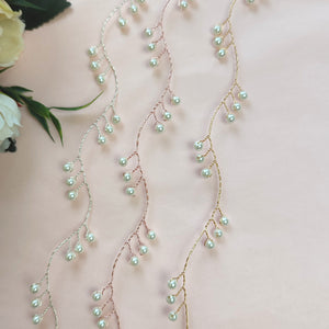 section de bandeau de cheveux minimaliste vague de 3 perles le présentant en 3 couleurs du fil: argenté, dore et or rose