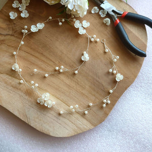 Vigne de cheveux pour mariage bohème ou champêtre avec petites fleurs et perles nacrées
