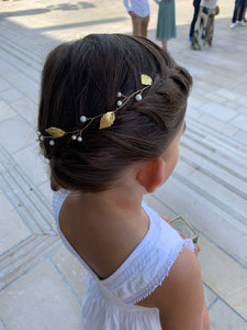 Image coiffure demoiselle d'honneur avec vigne de cheveux Olympia feuilles dorées et perles