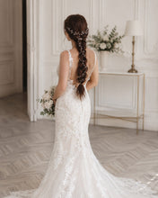 Charger l'image dans la galerie, Mariée en robe sirène portant une longue vigne de cheveux dans une tresse romantique