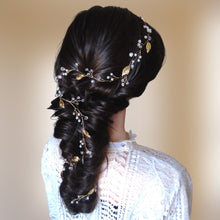Charger l&#39;image dans la galerie, Vigne de cheveux extra longue pour coiffure de mariage bohème avec perles, strass, cristal et feuilles dorées