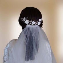 Charger l&#39;image dans la galerie, Vigne de cheveux fleurs blanches et perles pour mariage bohème ou champêtre présentée au-dessus d&#39;un voile