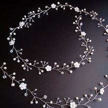 Charger l&#39;image dans la galerie, Bijou de cheveux vigne de perles cristaux et fleurs pour coiffure de mariage bohème