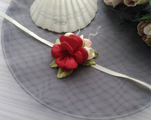 Charger l&#39;image dans la galerie, Corsage de poignet fleurs en satin, Bracelet mariage demoiselle d&#39;honneur rouge crème et pêche