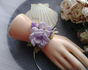 Corsage de poignet fleurs en satin, Bracelet mariage demoiselle d'honneur violet et lilac