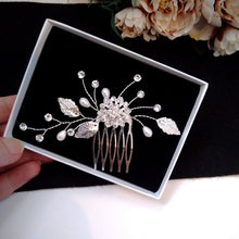 Charger l&#39;image dans la galerie, peigne cheveux mariage motif floral avec perles, strass et feuilles argentées