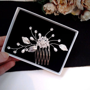 peigne cheveux mariage motif floral avec perles, strass et feuilles argentées