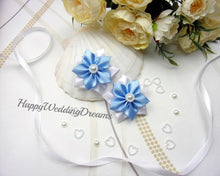 Charger l&#39;image dans la galerie, Lot de 2 barrettes fleurs en blanc et bleu pour petites filles (mariage, baptême, communion)