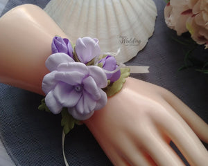 Corsage de poignet fleurs en satin, Bracelet mariage demoiselle d'honneur violet et lilac