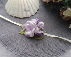 Corsage de poignet fleurs en satin, Bracelet mariage demoiselle d'honneur violet et lilac