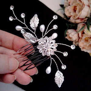 peigne cheveux mariage motif floral avec perles, strass et feuilles argentées