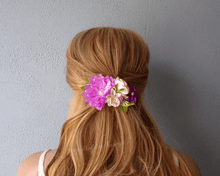Charger l&#39;image dans la galerie, Barrette française avec fleurs en satin lilas et orange,  Pince cheveux mariage champêtre,
