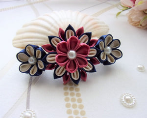 Barrette française avec composition florale en satin, Pince cheveux fleurs kanzashi