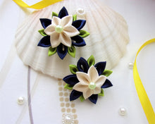 Charger l&#39;image dans la galerie, Barrette à cheveux petite fille avec fleur kanzashi en satin bleu marine et crème