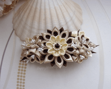 Charger l&#39;image dans la galerie, Grande barrette française avec fleurs kanzashi en crème, beige et marron