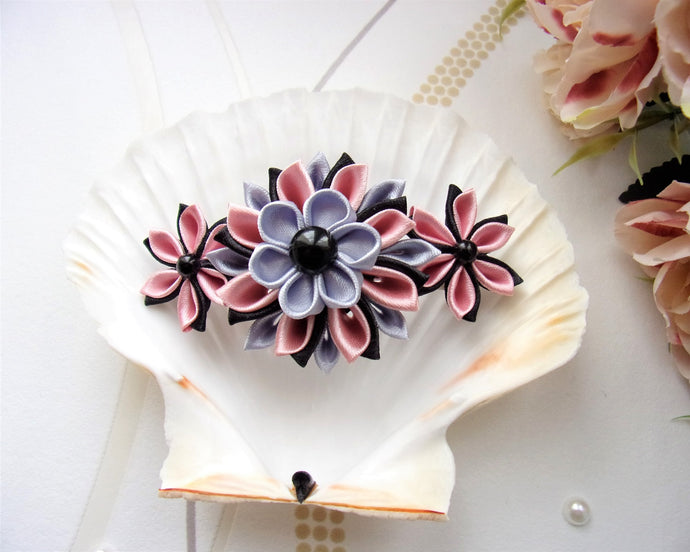 Pince à cheveux avec fleurs kanzashi en satin noir, gris et vieux rose, Barrette française