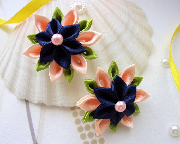 Pince cheveux petite fille avec fleur kanzashi pêche et bleu nuit