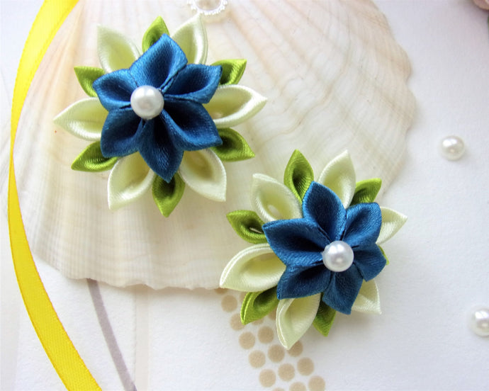 Barrette crocodile avec fleurs kanzashi en satin jaune pâle et bleu marine, Pince cheveux fille