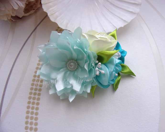 Barrette française avec fleurs en satin bleu et crème pour mariage champêtre, happyweddingdreams