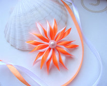 Charger l&#39;image dans la galerie, Pince à cheveux fleur en satin orange et blanc, Barrette à cheveux mariage