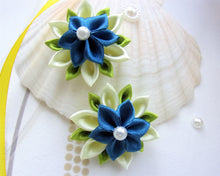 Charger l&#39;image dans la galerie, Barrette crocodile avec fleurs kanzashi en satin jaune pâle et bleu marine, Pince cheveux fille