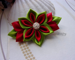 Barrette française de Noël avec fleur kanzashi en satin rouge et vert