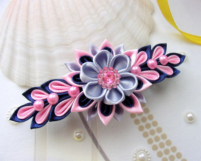 Barrette française avec fleurs kanzashi en bleu marine, rose et gris