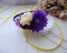 Charger l&#39;image dans la galerie, Serre-tête avec fleurs en satin violet et crème, Bandeau cheveux fille, Diadème floral