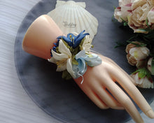 Charger l&#39;image dans la galerie, Lys Corsage de poignet fleurs bleu, Lilium Bracelet mariage demoiselle d&#39;honneur