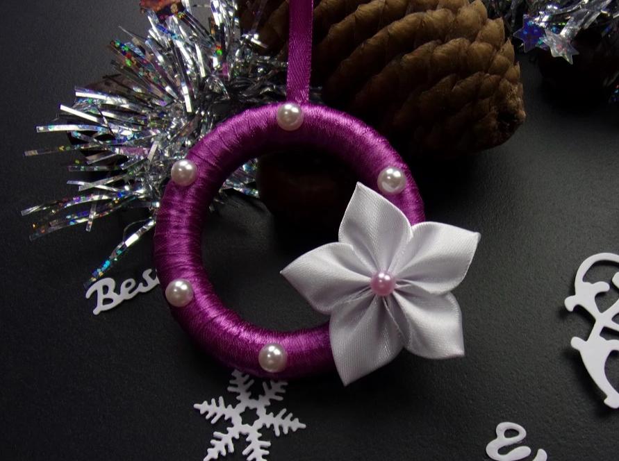 Décoration Réveillon Noël, Suspension pour sapin en violet et blanc, Ornement de Noël