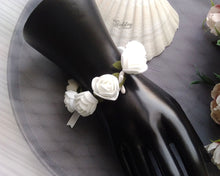 Charger l&#39;image dans la galerie, Simple Corsage de poignet demoiselle d&#39;honneur, Bracelet de mariage avec roses en mousse