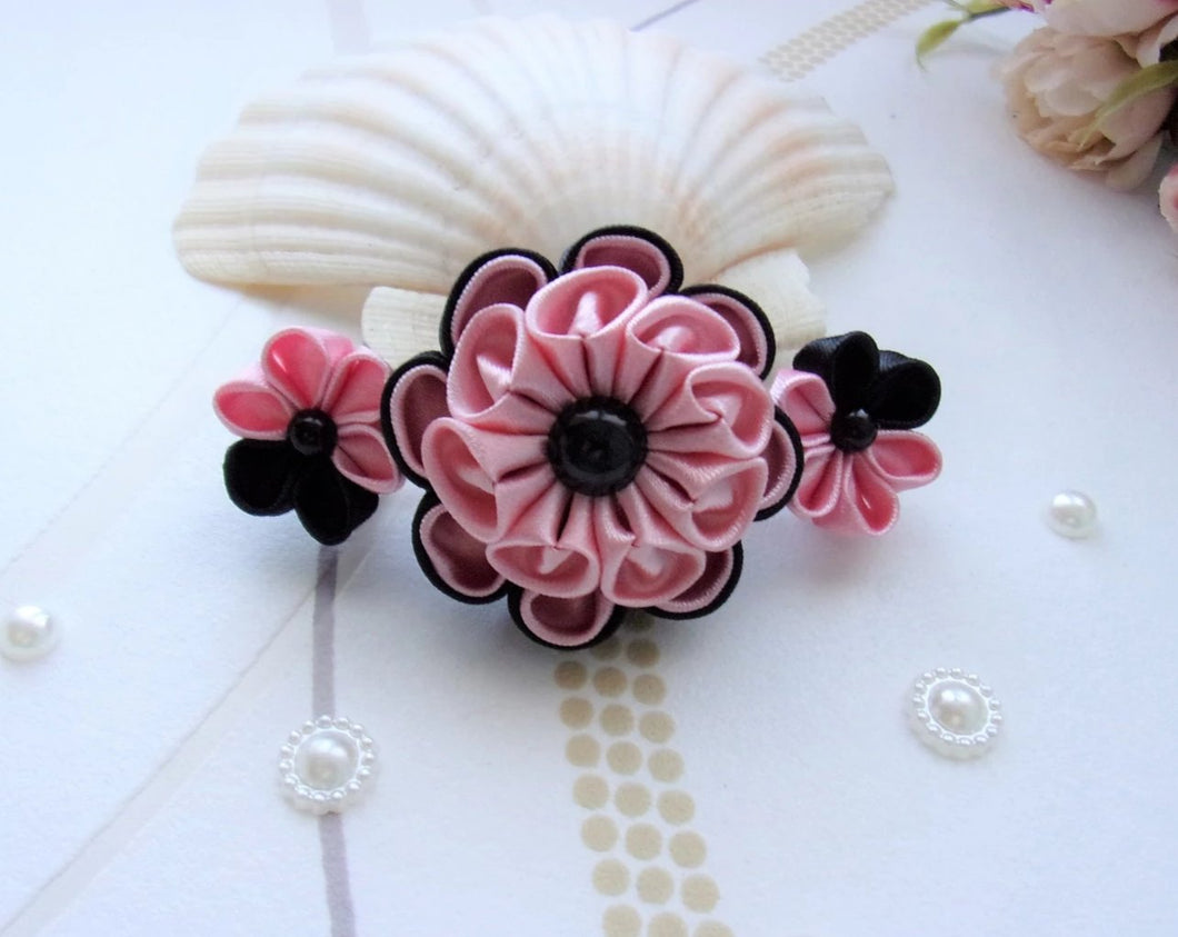 Pince à cheveux fleurs kanzashi en noir et vieux rose, Barrette française florale