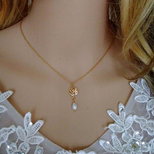 Collier de mariage avec rose filigrane dorée et perle, Collier délicat de mariée ou demoiselle d'honneur