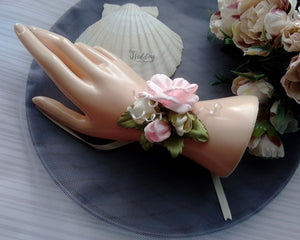 Corsage de poignet fleurs en satin, Bracelet mariage demoiselle d'honneur rose et crème