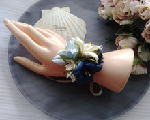 Charger l&#39;image dans la galerie, Lys Corsage de poignet fleurs bleu, Lilium Bracelet mariage demoiselle d&#39;honneur