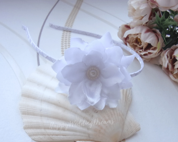 Diadème petite fleur en satin blanc, Serre-tête mariage ou première communion
