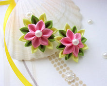 Charger l&#39;image dans la galerie, Barrette cheveux avec fleur kanzashi en satin  jaune et vieux rose, Pince cheveux fille