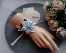 Charger l&#39;image dans la galerie, Bracelet de mariage romantique fleur et perles, Corsage de poignet demoiselle d&#39;honneur