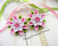 Charger l&#39;image dans la galerie, Lot de 2 barrettes pour enfant ou élastiques à cheveux avec fleurs kanzashi en satin rose et blanc