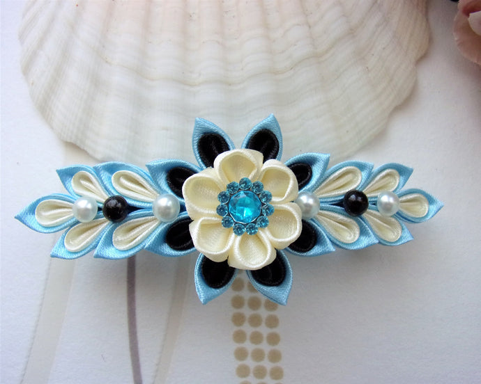 Barrette française avec fleurs kanzashi en bleu et crème, Pince cheveux longs