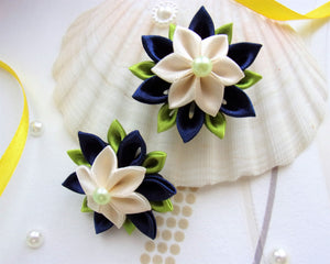 Barrette à cheveux petite fille avec fleur kanzashi en satin bleu marine et crème