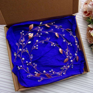 Image de vigne de cheveux extra longue en perles et cristaux avec feuilles en or rose pour coiffure de mariage bohème
