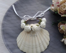Charger l&#39;image dans la galerie, Simple Corsage de poignet demoiselle d&#39;honneur, Bracelet de mariage avec roses en mousse