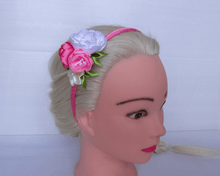 Charger l&#39;image dans la galerie, Serre-tête avec fleurs en satin rose et blanc, Bandeau cheveux fille, Diadème floral