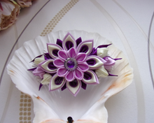 Charger l&#39;image dans la galerie, Barrette française avec fleur kanzashi en satin violet et ivoire, happyweddingdreams