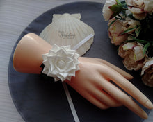 Charger l&#39;image dans la galerie, Rose blanche bracelet de mariage, Corsage de poignet demoiselle d&#39;honneur