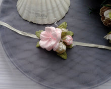 Charger l&#39;image dans la galerie, Corsage de poignet fleurs en satin, Bracelet mariage demoiselle d&#39;honneur rose et crème