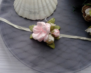 Corsage de poignet fleurs en satin, Bracelet mariage demoiselle d'honneur rose et crème