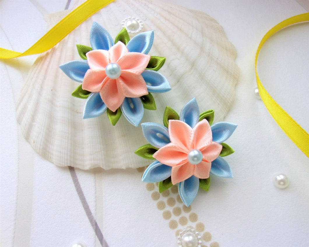 Pince cheveux fleur kanzashi pour petite fille couleurs bleu et orange pâle