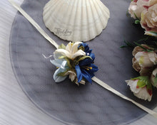 Charger l&#39;image dans la galerie, Lys Corsage de poignet fleurs bleu, Lilium Bracelet mariage demoiselle d&#39;honneur